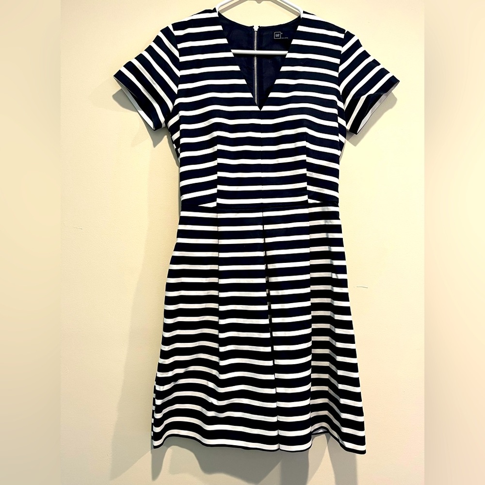 Gap V-neck dress dress. Size 0.